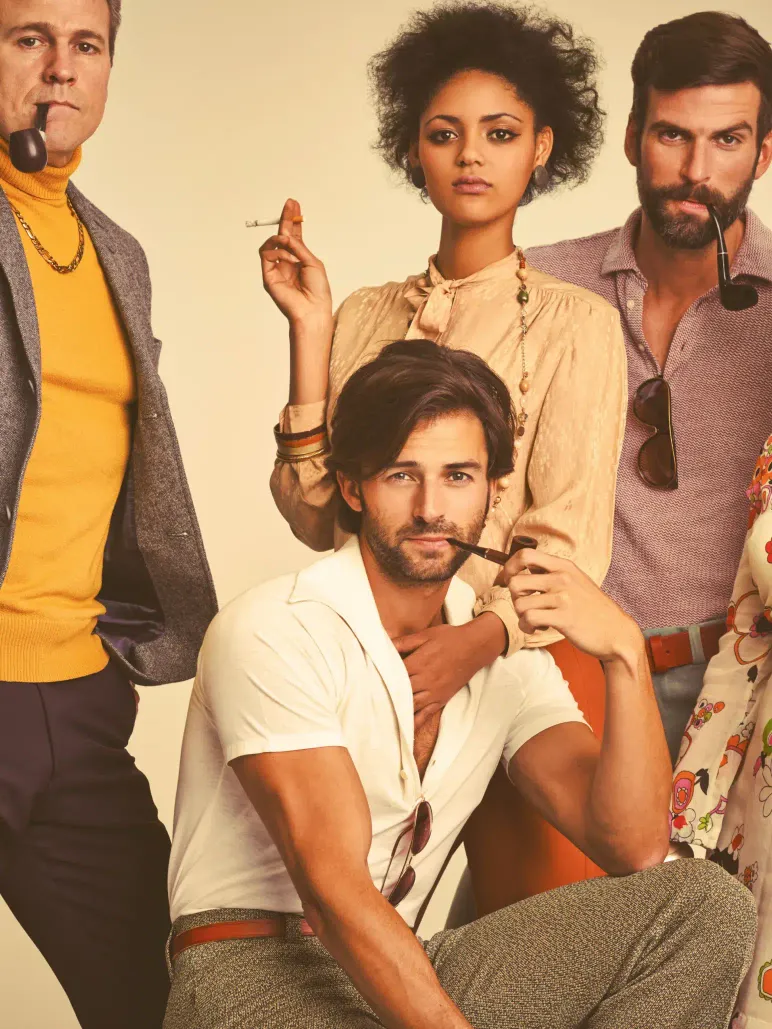 Groupe de personnes prenant la pose en tenues rétro